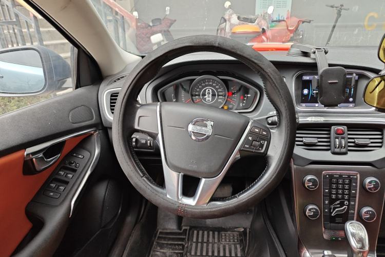 Used Volvo V40 2013 2.0T Zhiyi Edition Steering Wheel