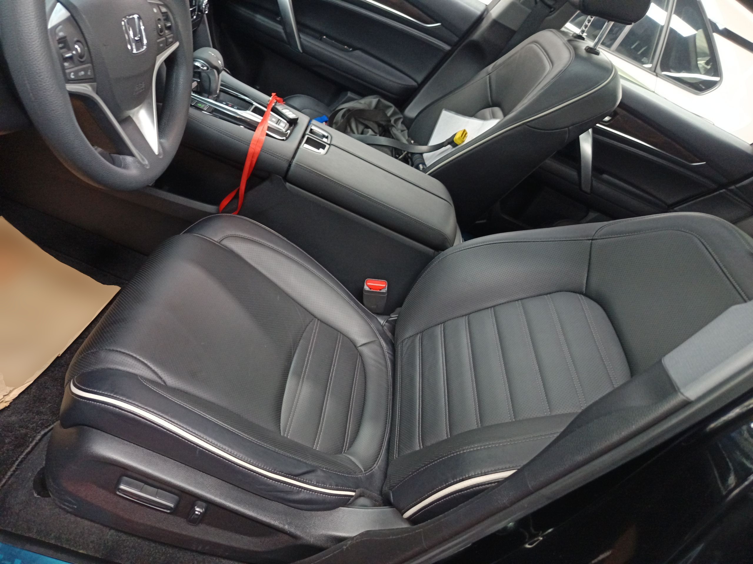 Переднее сиденье в автомобиле