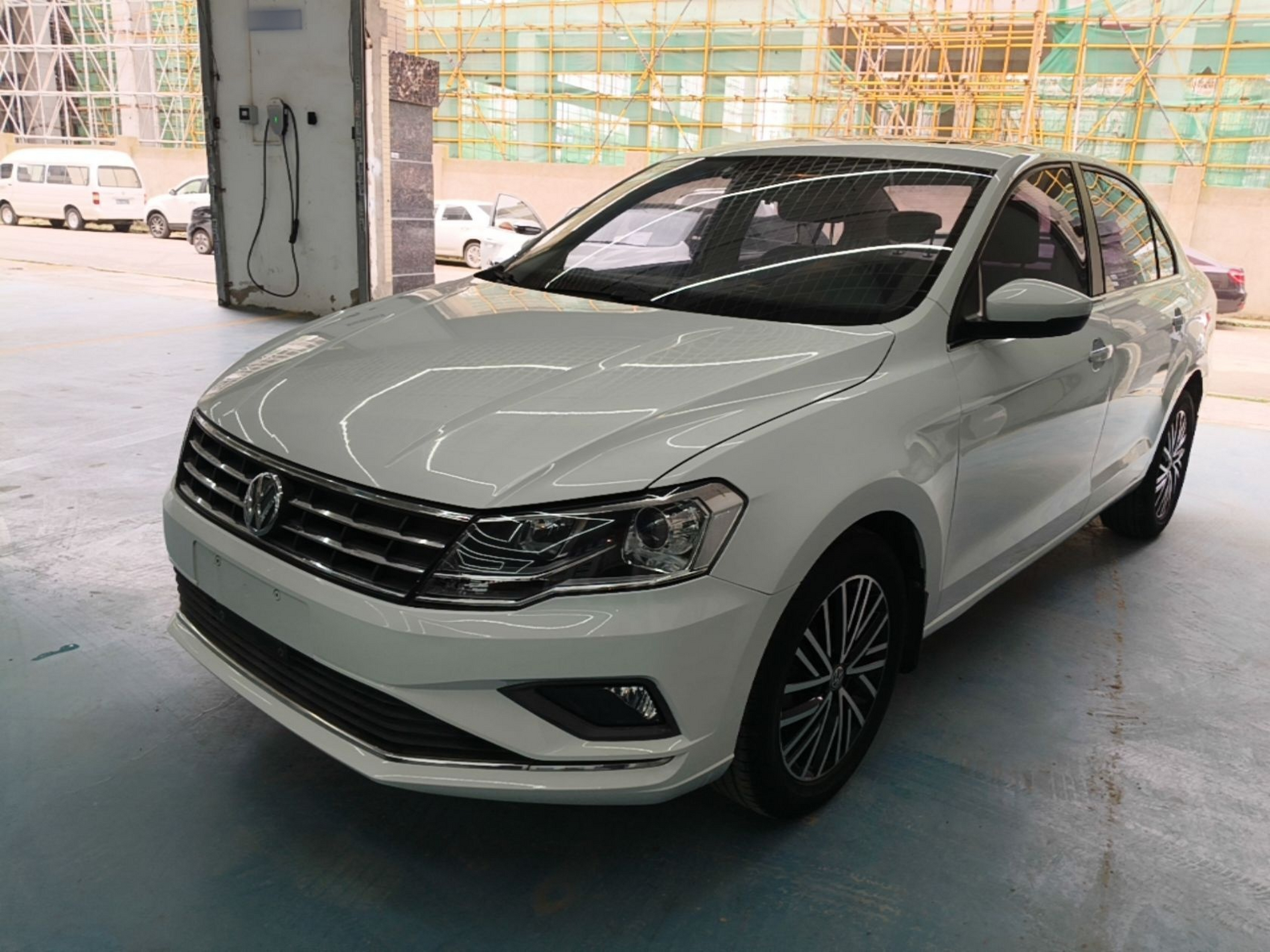 تحت مقدمة السيارة