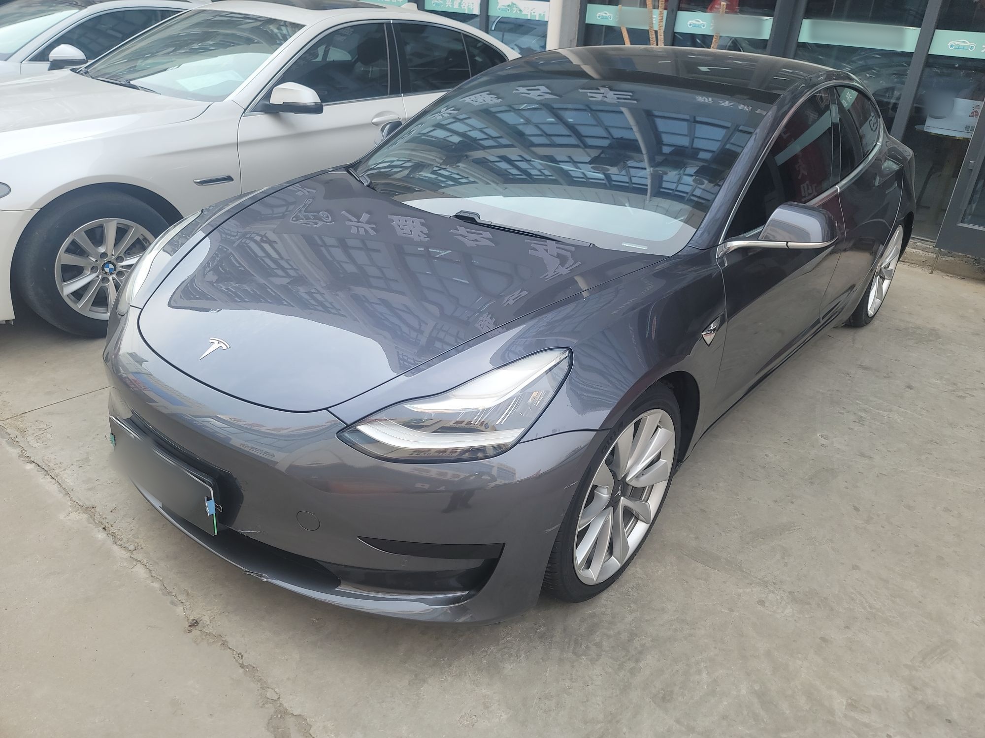 تحت مقدمة السيارة