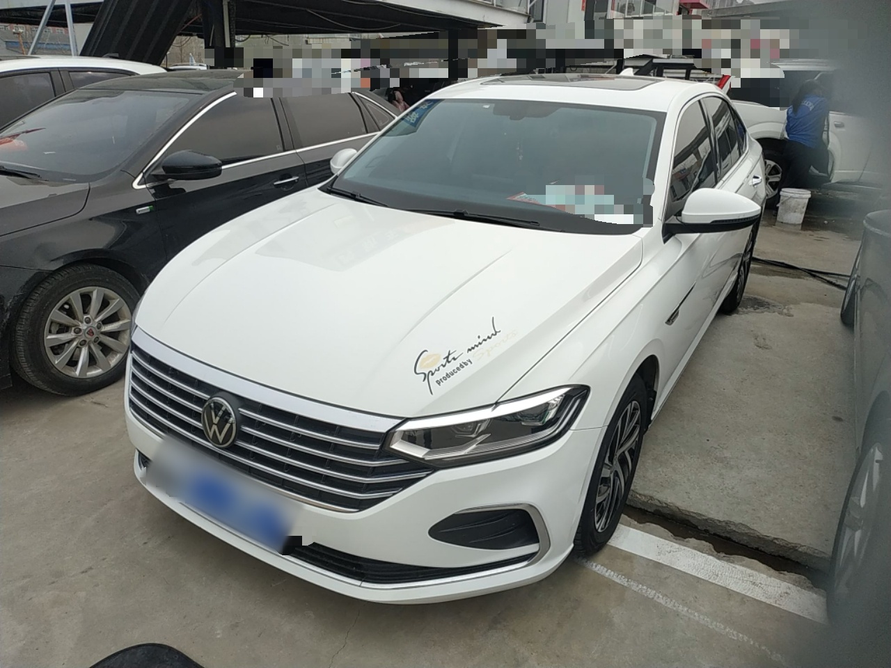 تحت مقدمة السيارة