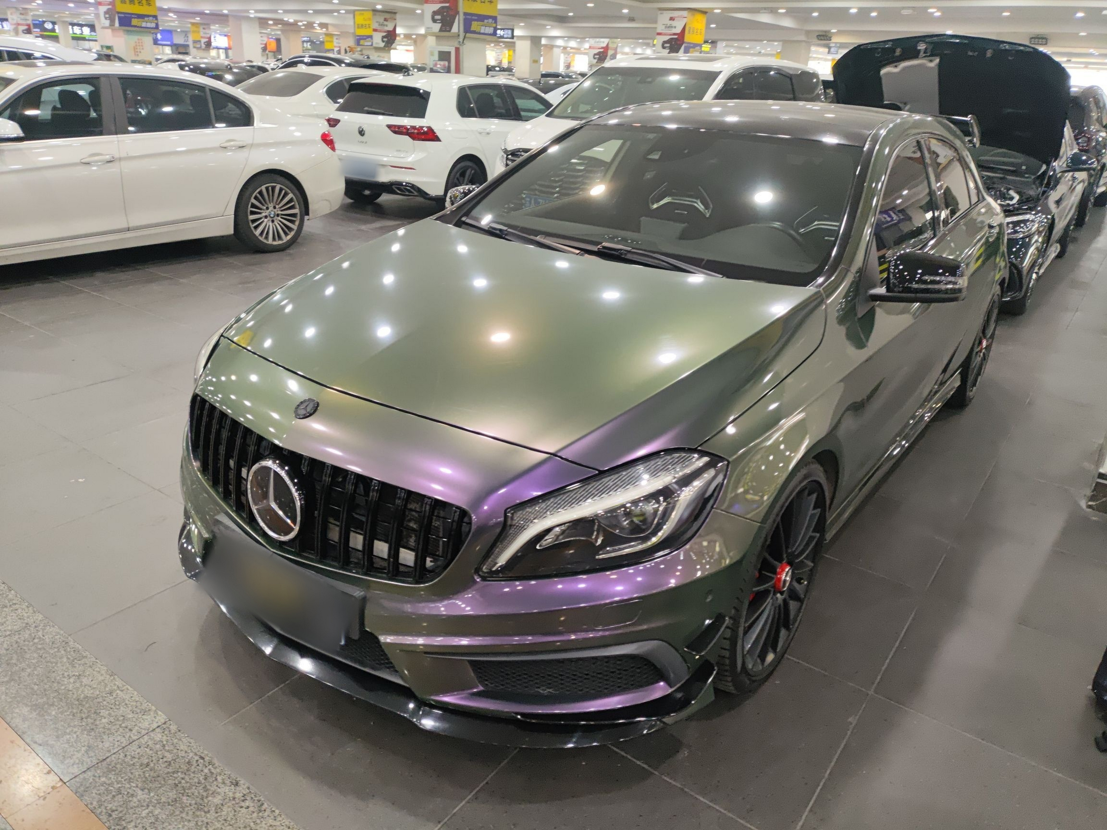 تحت مقدمة السيارة