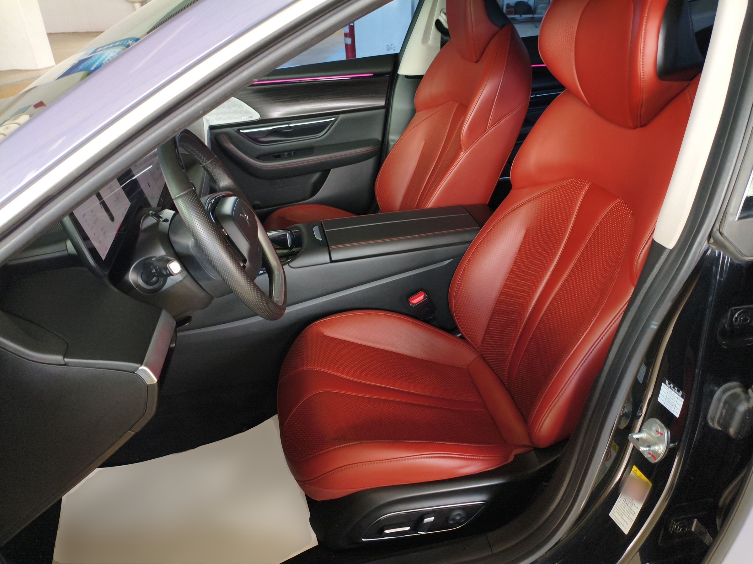 المقاعد الأمامية داخل السيارة