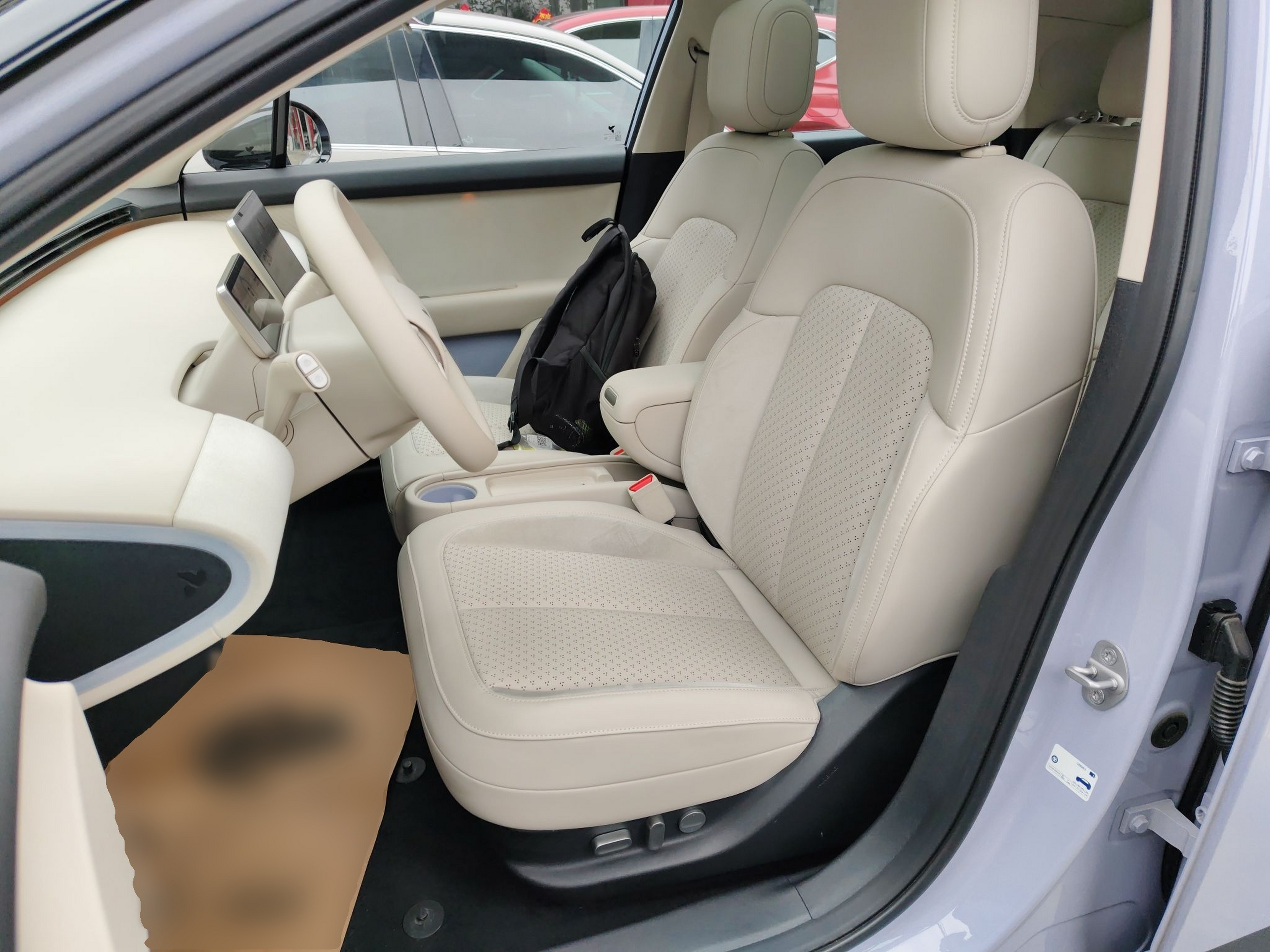 المقاعد الأمامية داخل السيارة