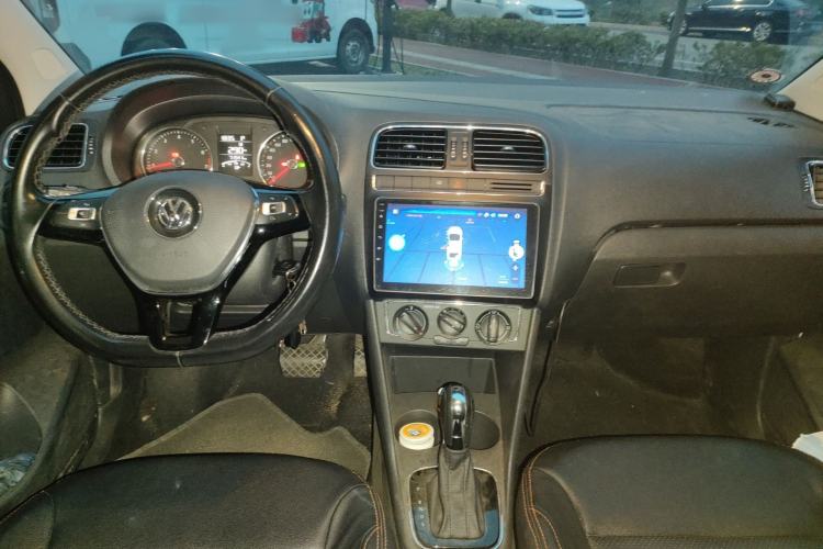 Used Volkswagen Polo 2016 1.6L Automatic Comfort Model Center Console