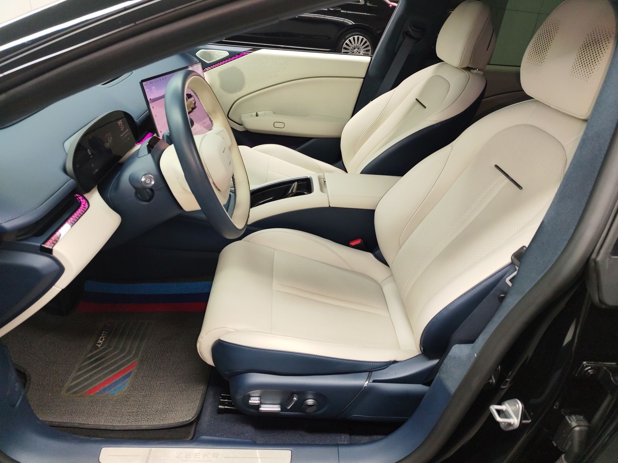 Переднее сиденье в автомобиле