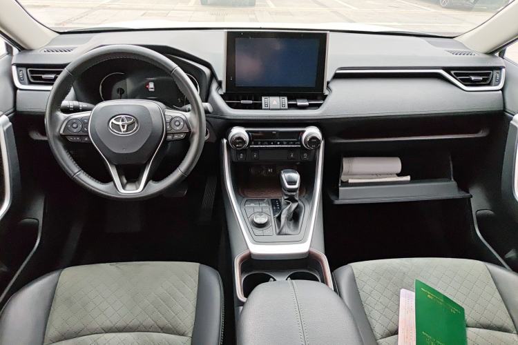 Used Toyota RAV4 2022 2.0L CVT Four-Wheel Drive Premium Edition Center Console