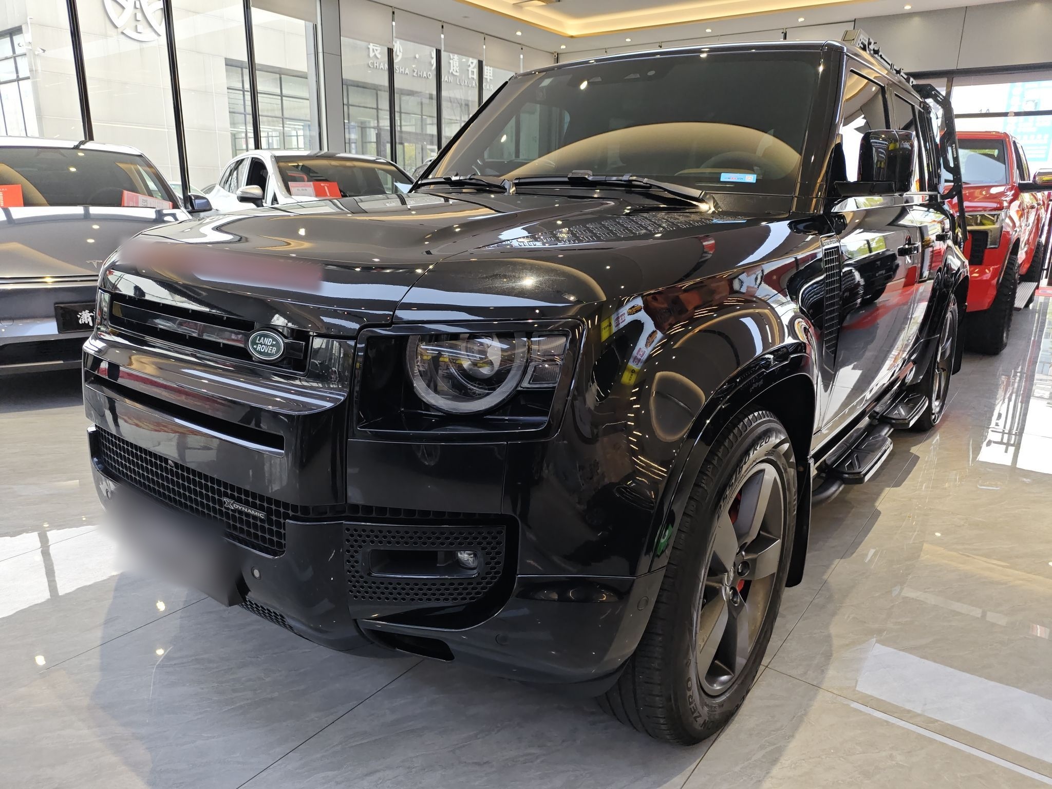 Под передней частью автомобиля