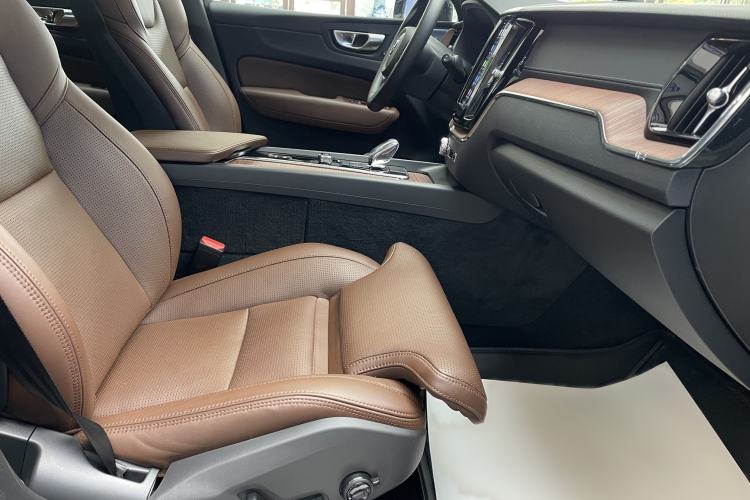 Used Volvo XC60 New Energy 2025 Plug-in Hybrid Long-Range All-Wheel Drive Smart Luxury Edition
