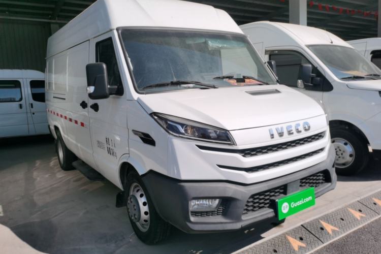 Used Iveco Daily 2023 2.8T V37 Van Long Wheelbase Mid-Roof Dual Tires Manual Doors 2-3 Seater
