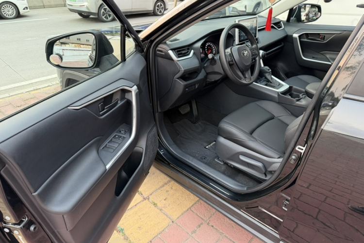 Used Toyota Wildlander 2022 2.0L CVT Two-Wheel Drive Leading Edition Interior 4