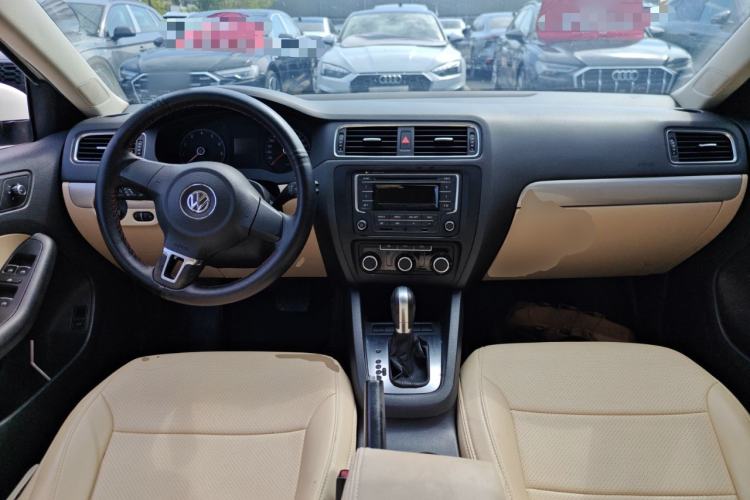 Used Volkswagen Sagitar 2014 1.6L Automatic Comfort Model Center Console