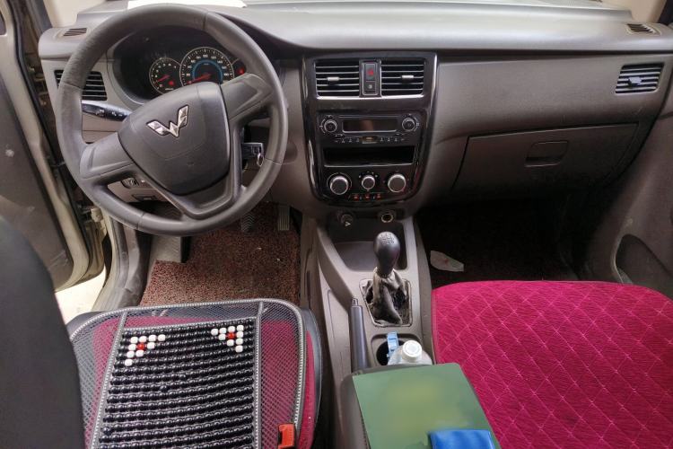 Used Wuling Rongguang V 2016 1.5L Standard Version Center Console