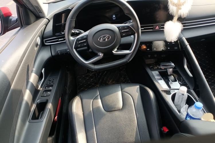 Used Hyundai Elantra 2021 1.5L CVT LUX Prestige Edition Steering Wheel