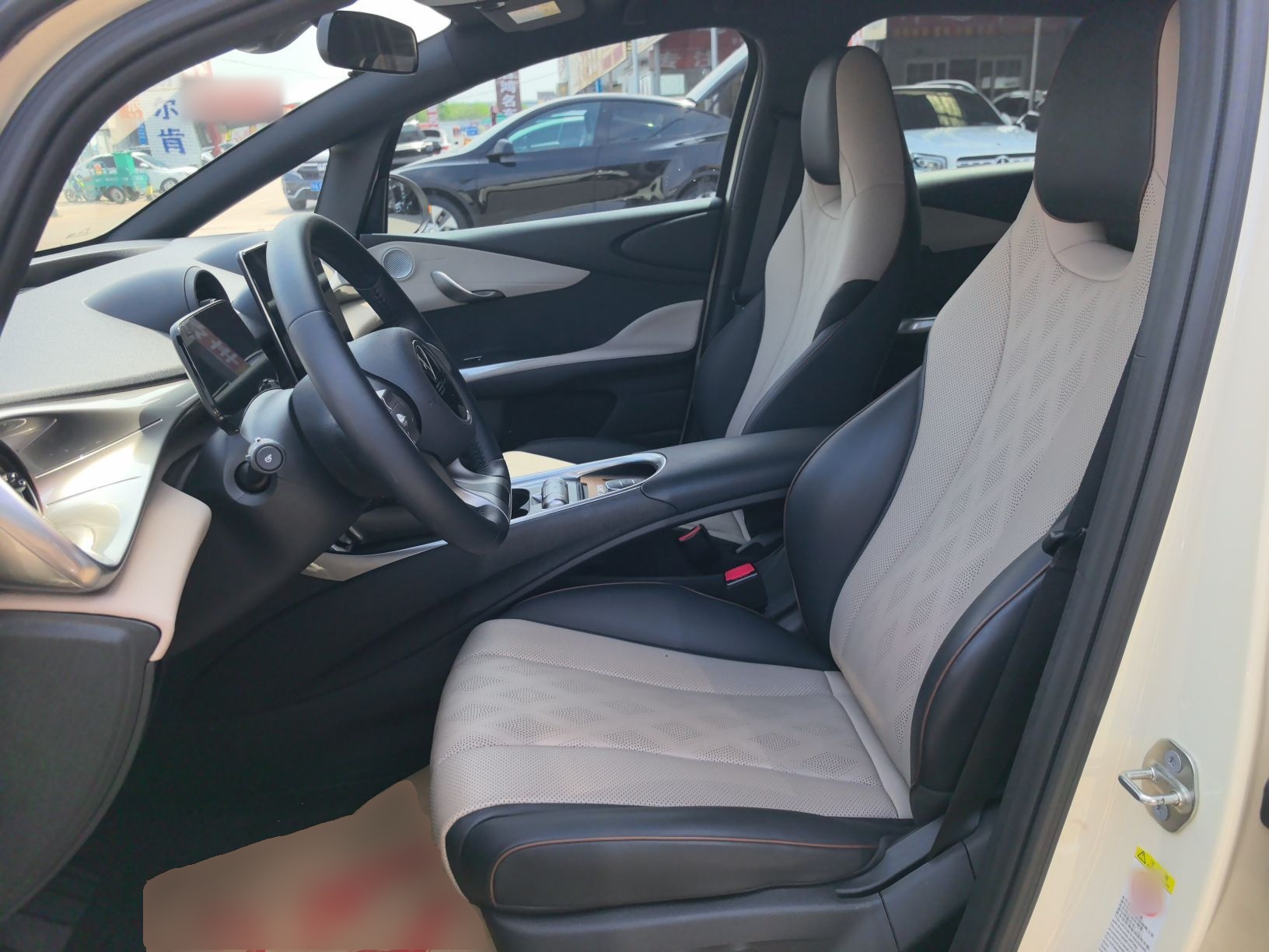 المقاعد الأمامية داخل السيارة