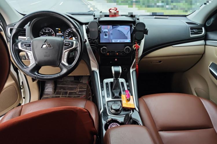 Used Mitsubishi Pajero Sport  Center Console