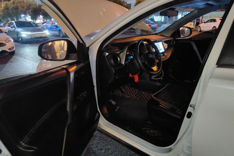 Used Toyota RAV4 2016 2.0L CVT Two-Wheel Drive Fashion Edition China V Standard Driver Seat