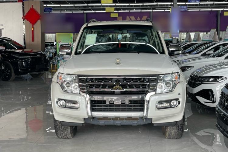 Used Mitsubishi Pajero  Exterior 1