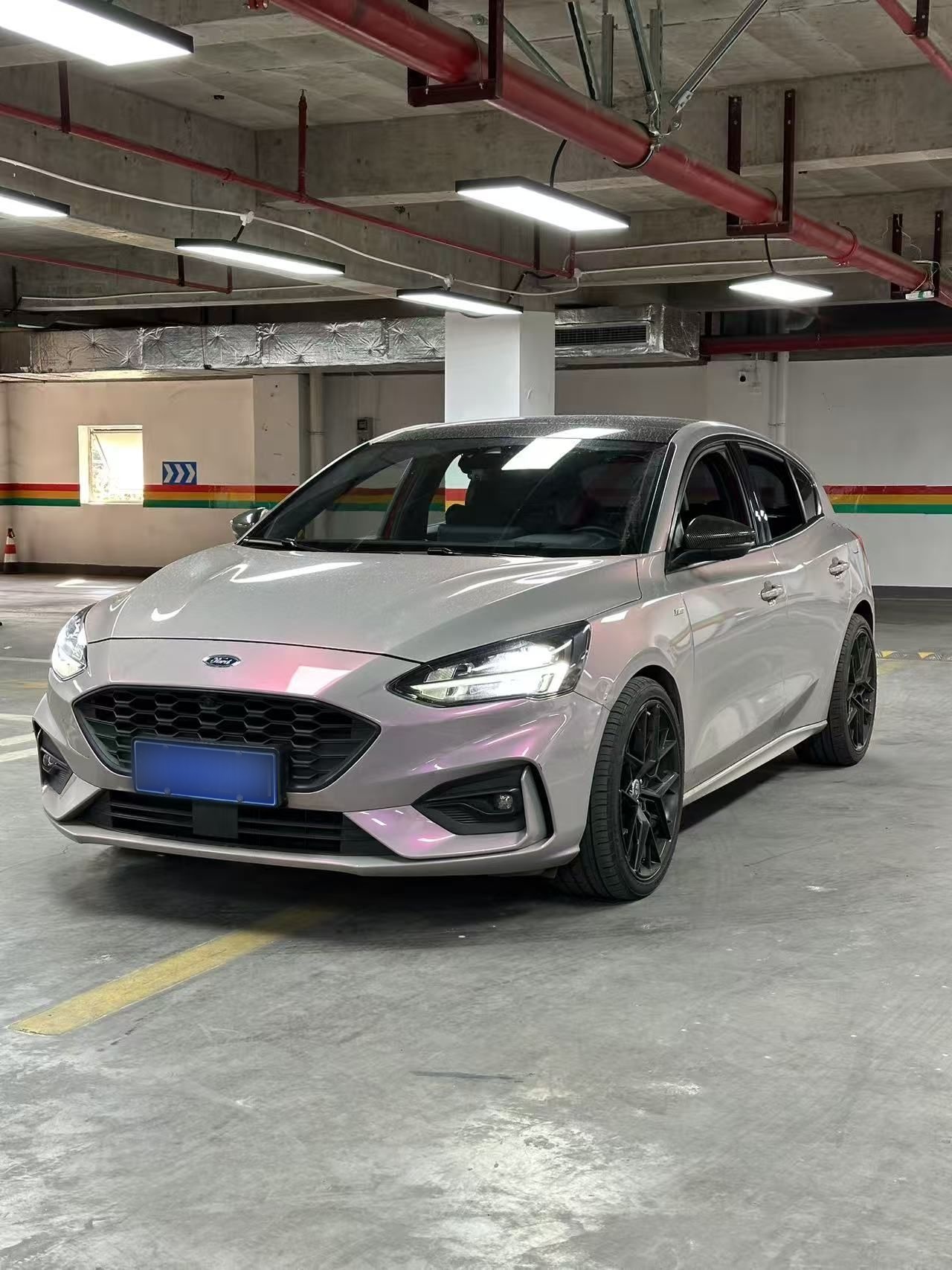 Под передней частью автомобиля