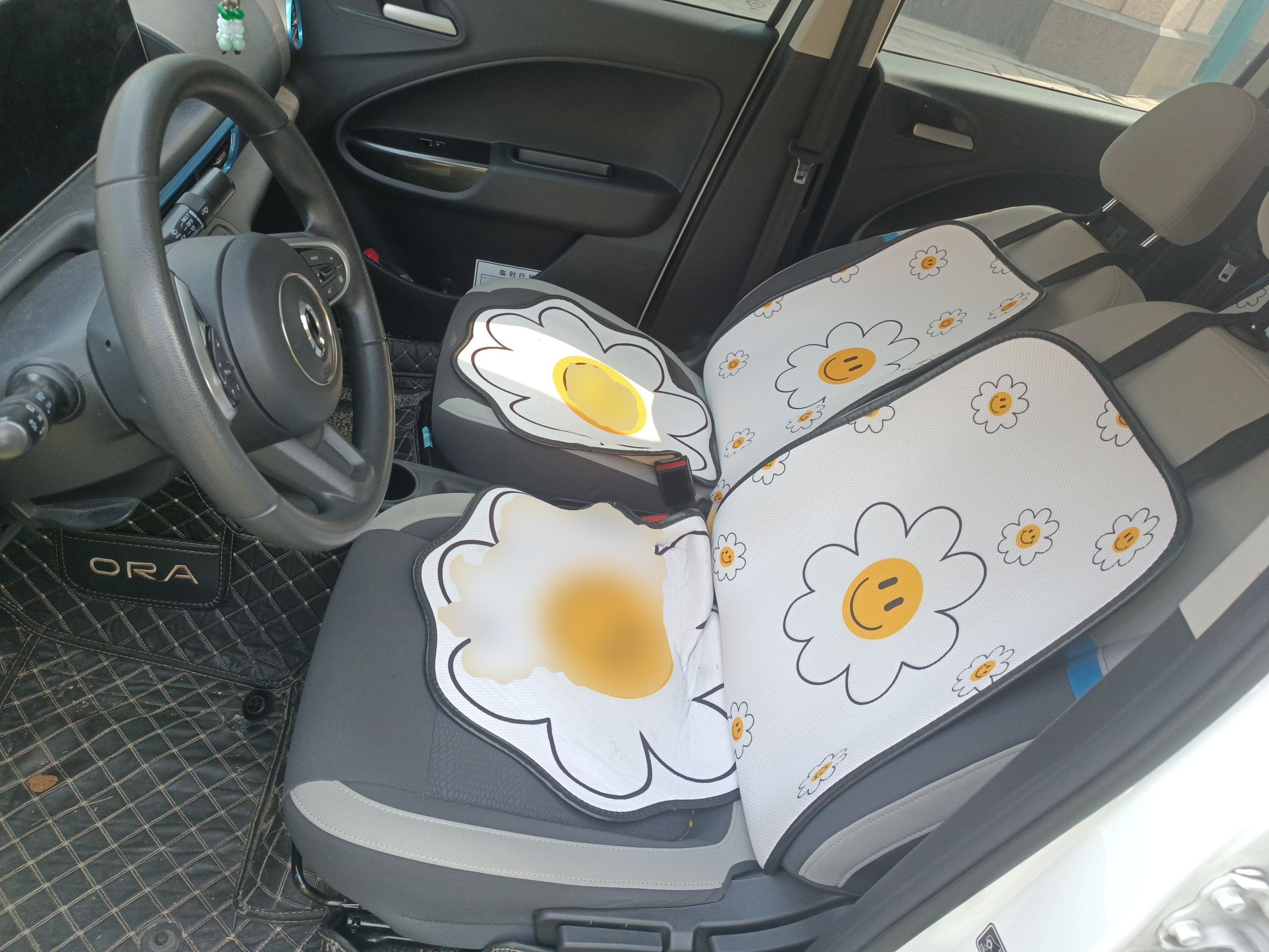 المقاعد الأمامية داخل السيارة