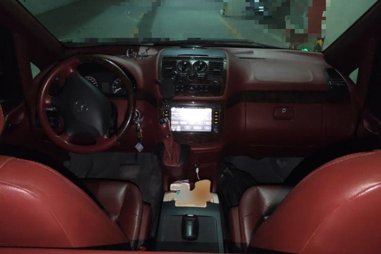 Used Mercedes-Benz Vito 2011 2.5L 7-seater executive version Center Console