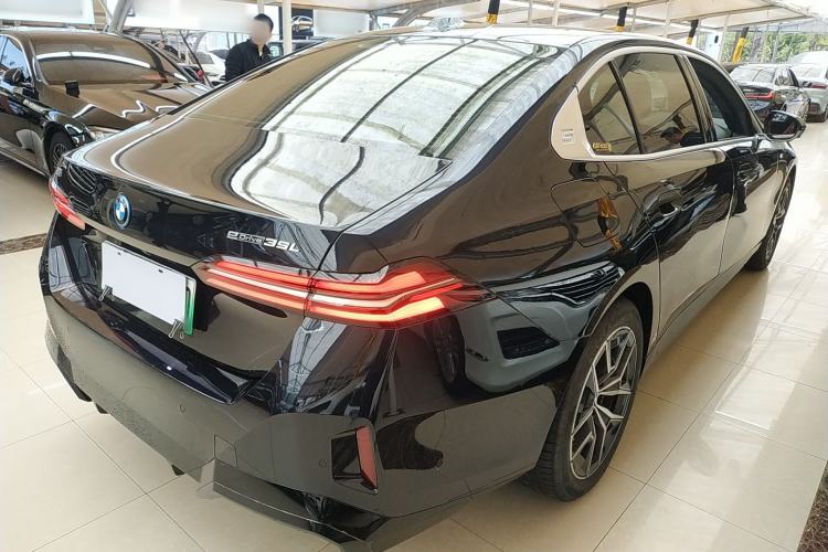 Used BMW i5 2024 eDrive 35L Luxury Package
