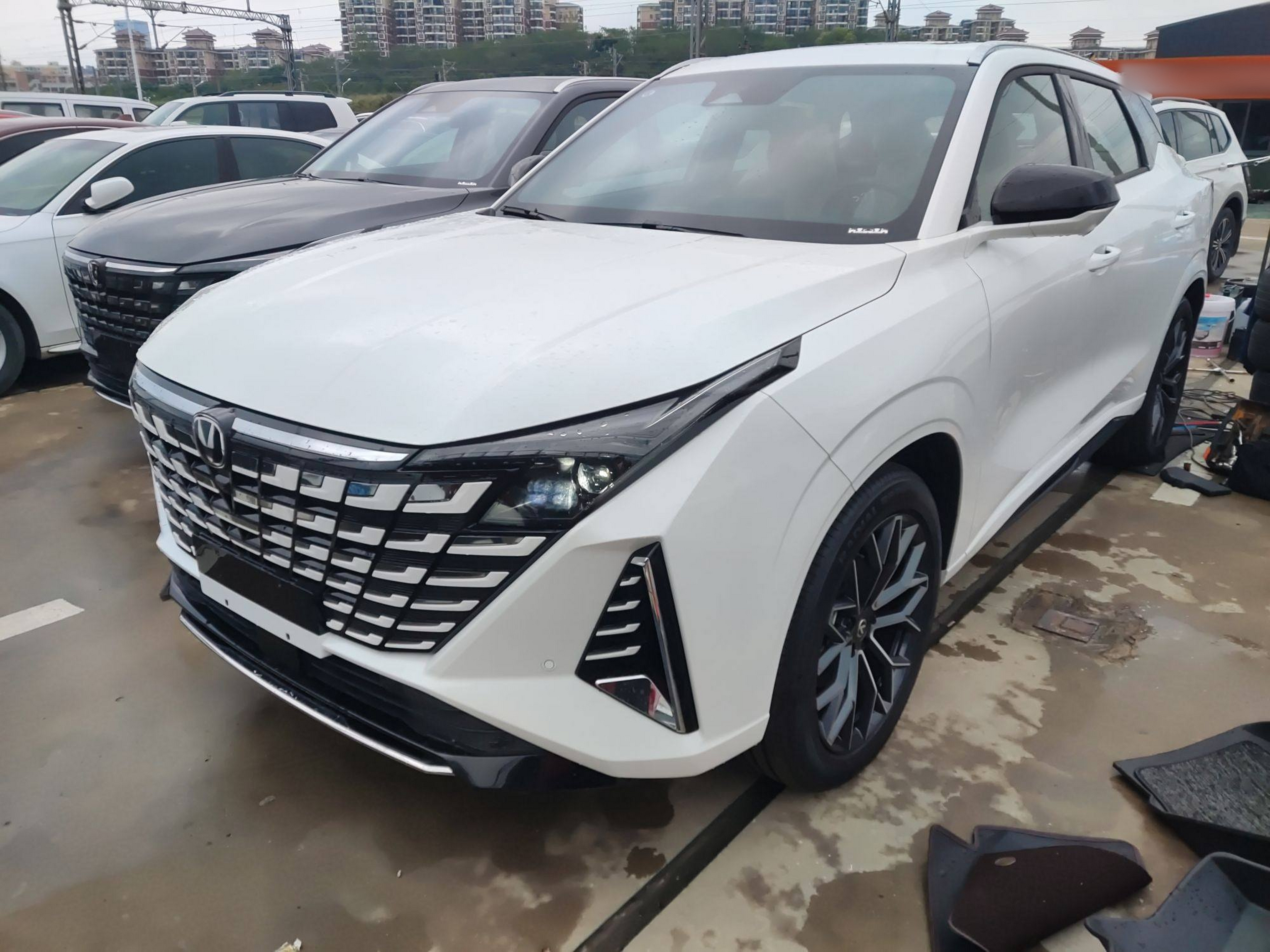 Под передней частью автомобиля