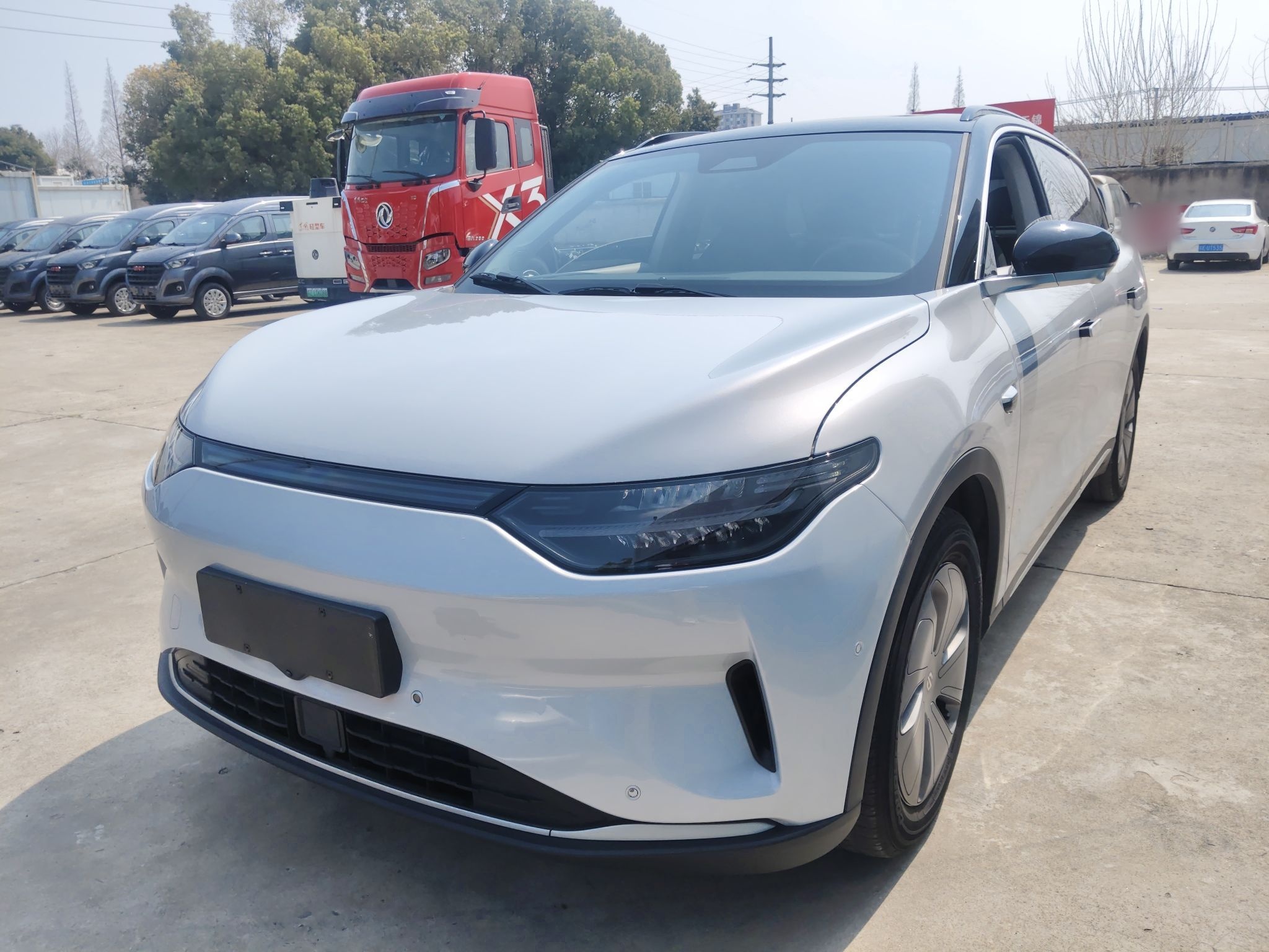 Под передней частью автомобиля