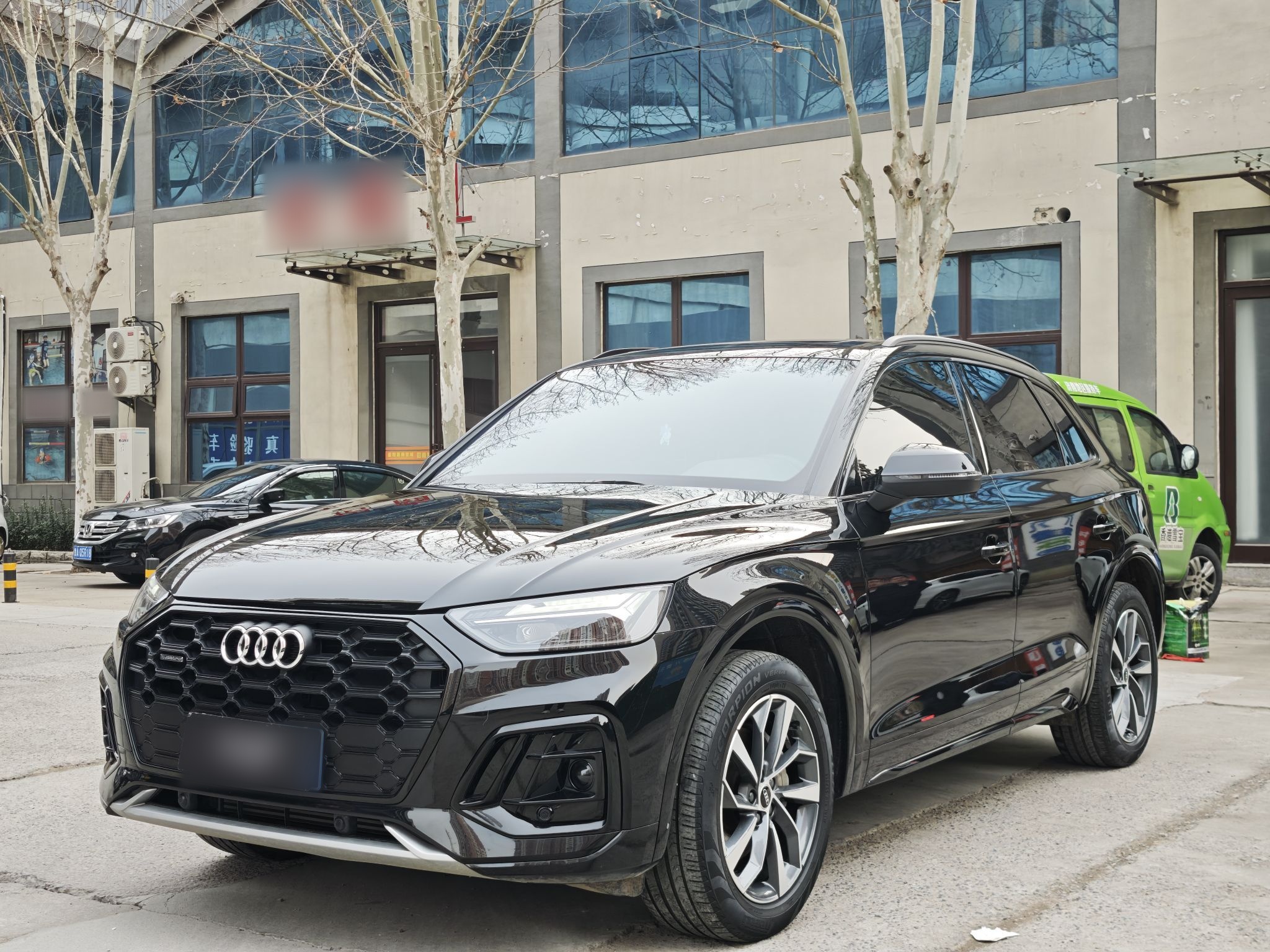 Под передней частью автомобиля