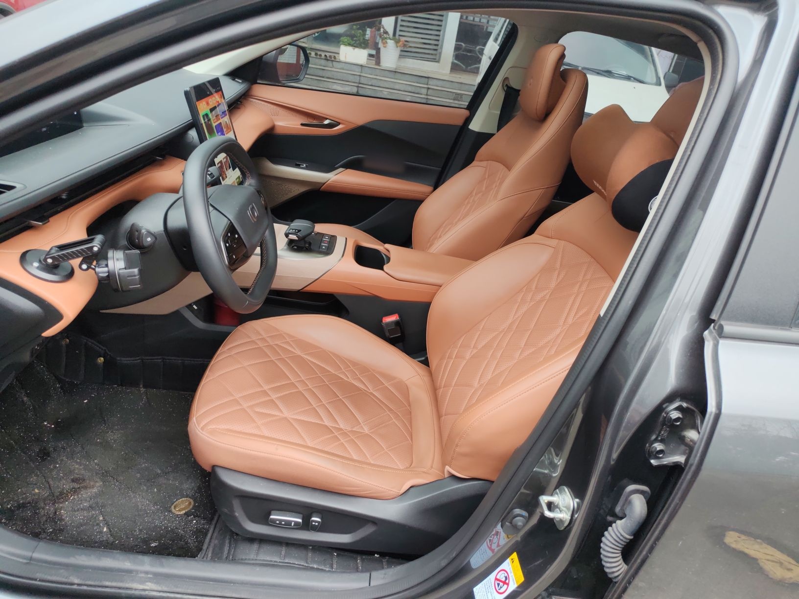 المقاعد الأمامية داخل السيارة