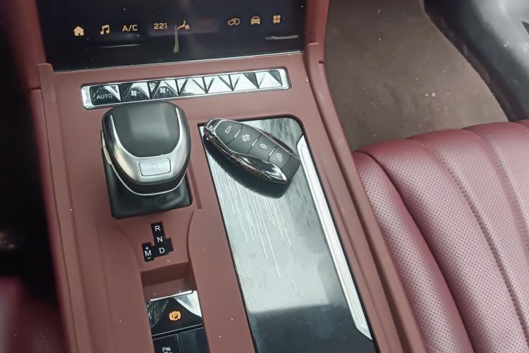 Used Hongqi H5 2024 2.0T Automatic Smart Connect Flagship Edition Gear Lever