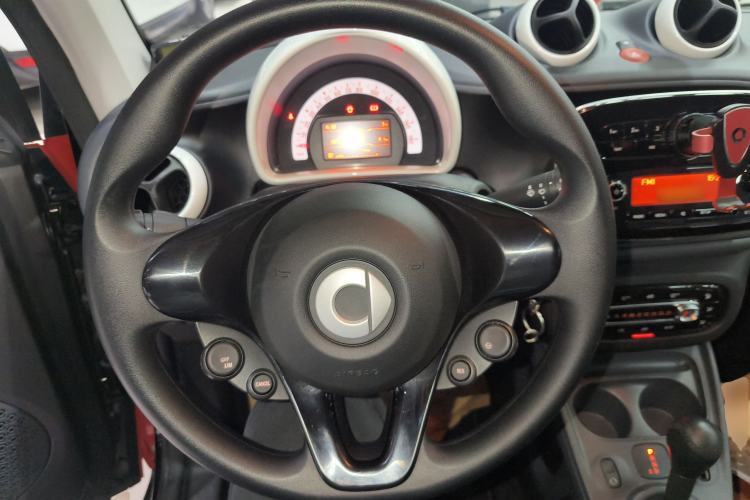 Used smart fortwo 2015 1.0L 52 kW hardtop Dynamic version
