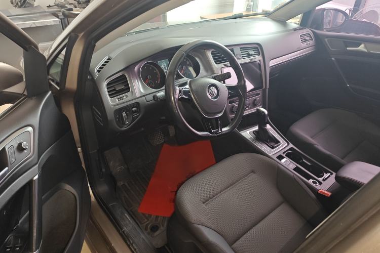 Used Volkswagen Golf 2016 180TSI Automatic Comfort Model Interior 2