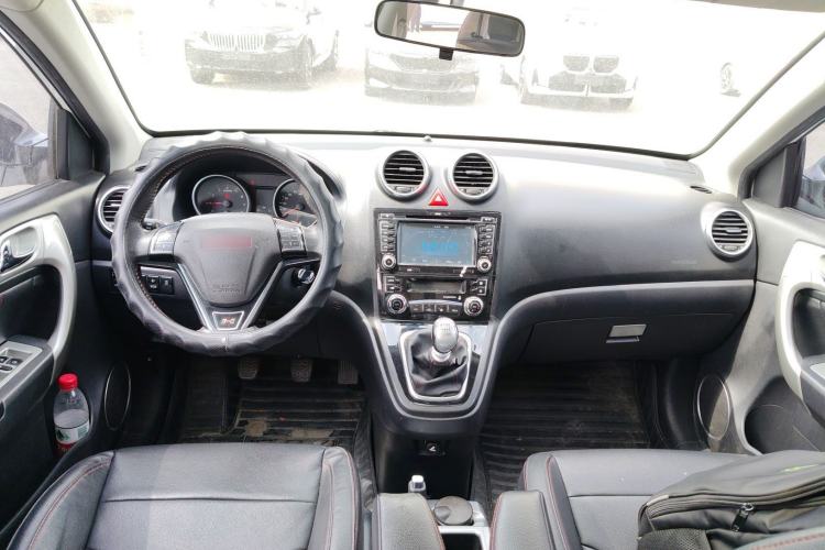 Used Haval H6 2015 Upgraded Model 1.5T Manual Two-Wheel Drive Elite Version Center Console