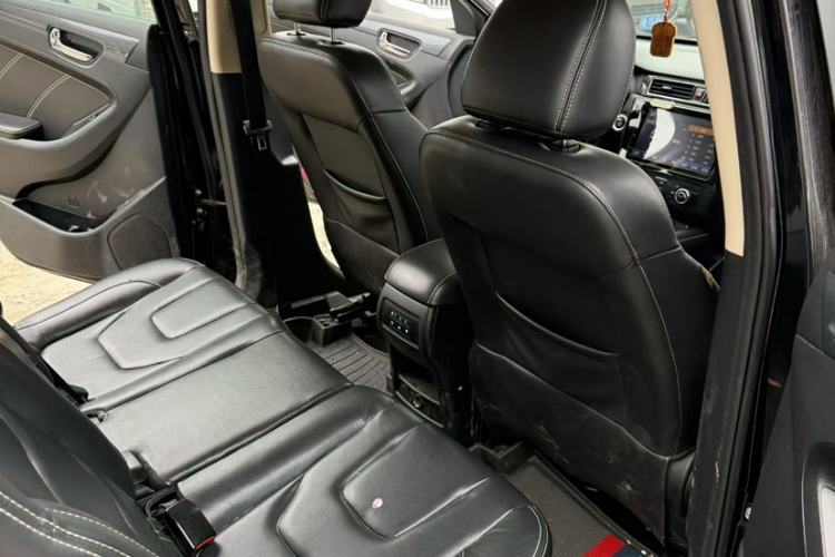 Used Dongfeng Fengon 580 2017 1.5T Manual Luxury Model Interior 4