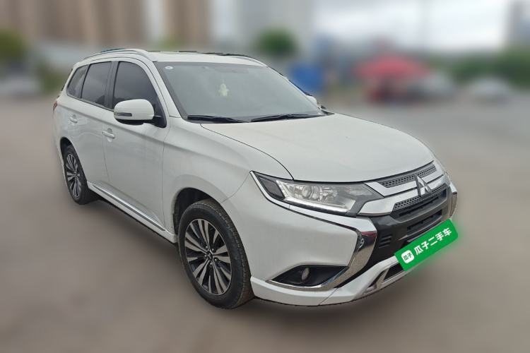 Used Mitsubishi Outlander 2021 2.0L Two-Wheel Drive Comfort Edition 5 Seats Front Right 45 Deg