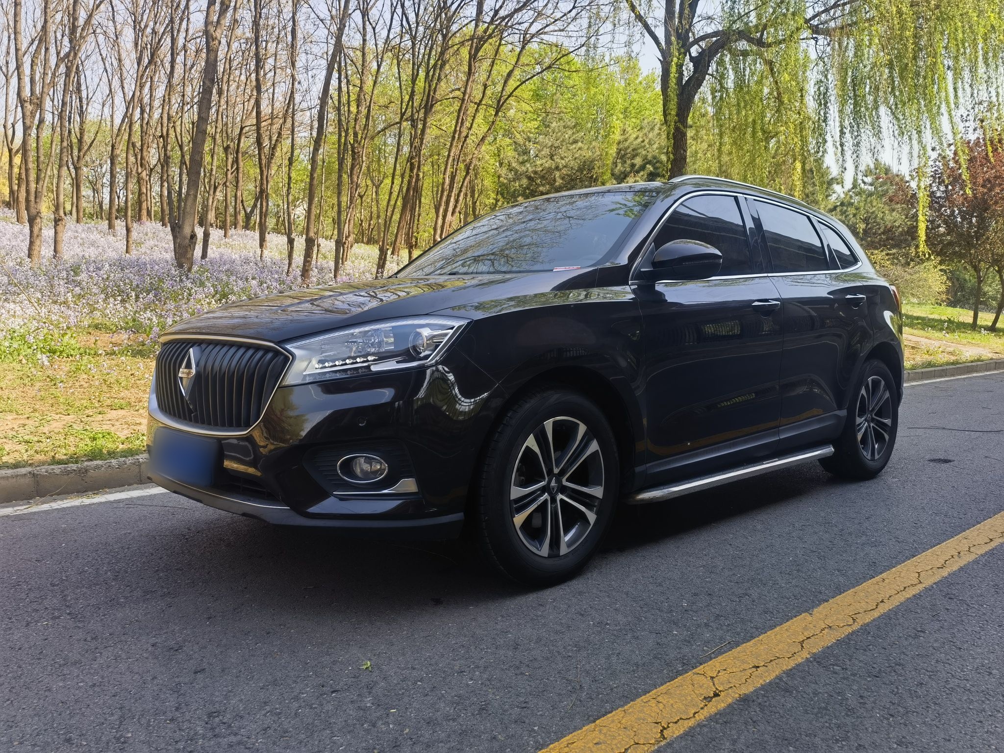 Под передней частью автомобиля