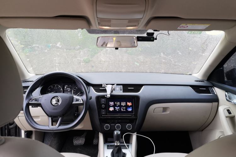 Used Skoda Octavia 2015 1.6L Automatic Yijie Edition Center Console