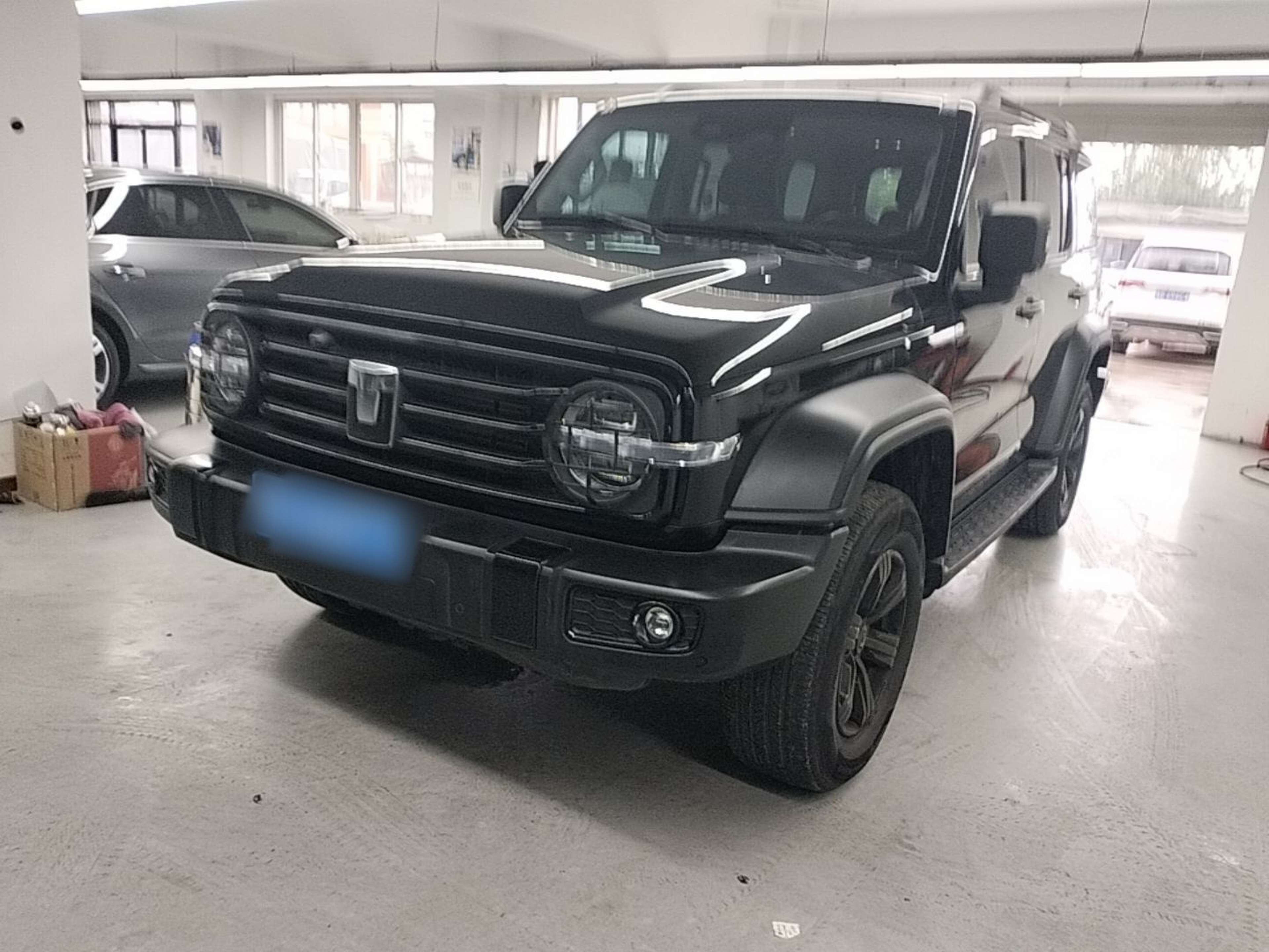 Под передней частью автомобиля