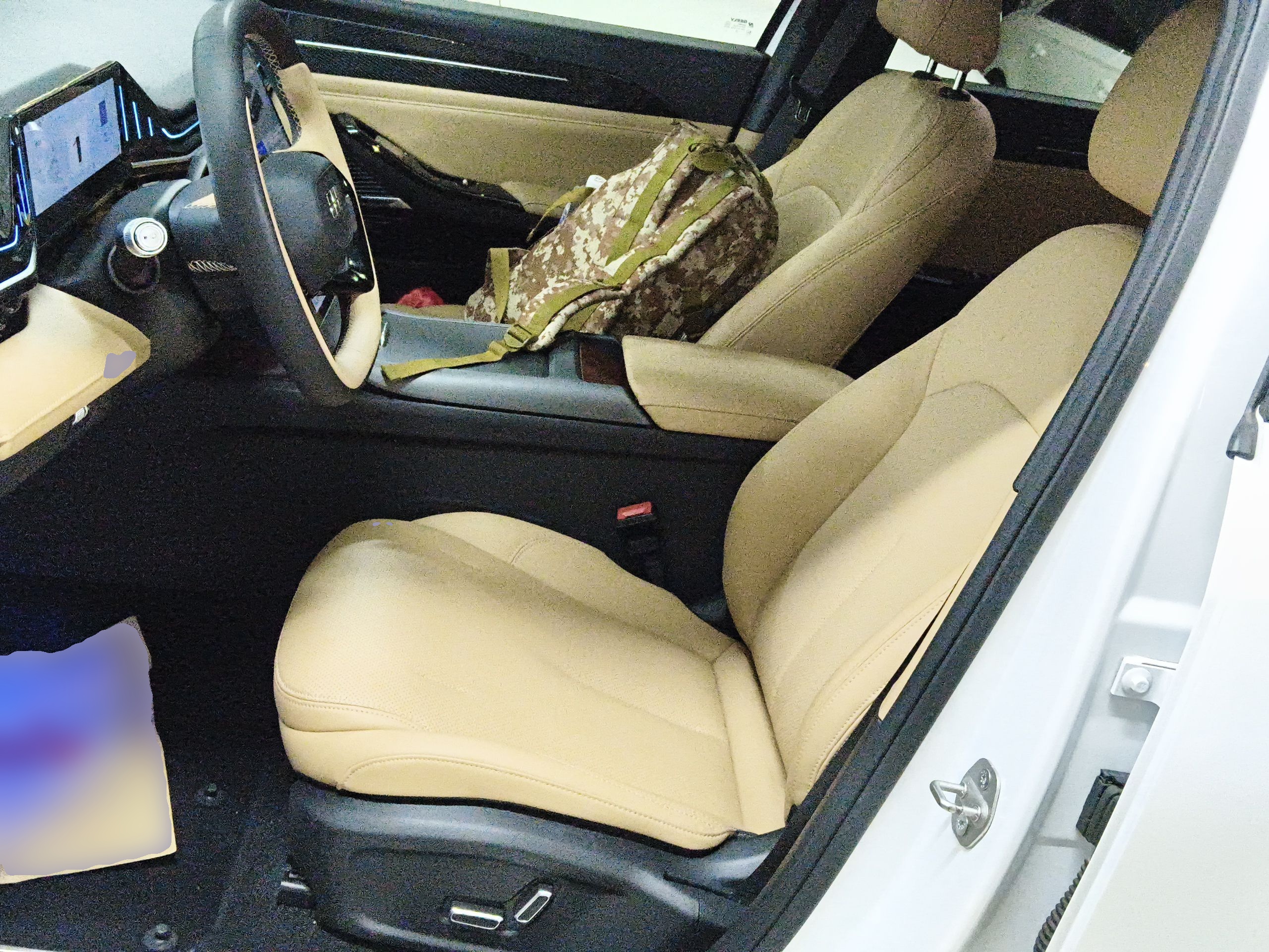 المقاعد الأمامية داخل السيارة