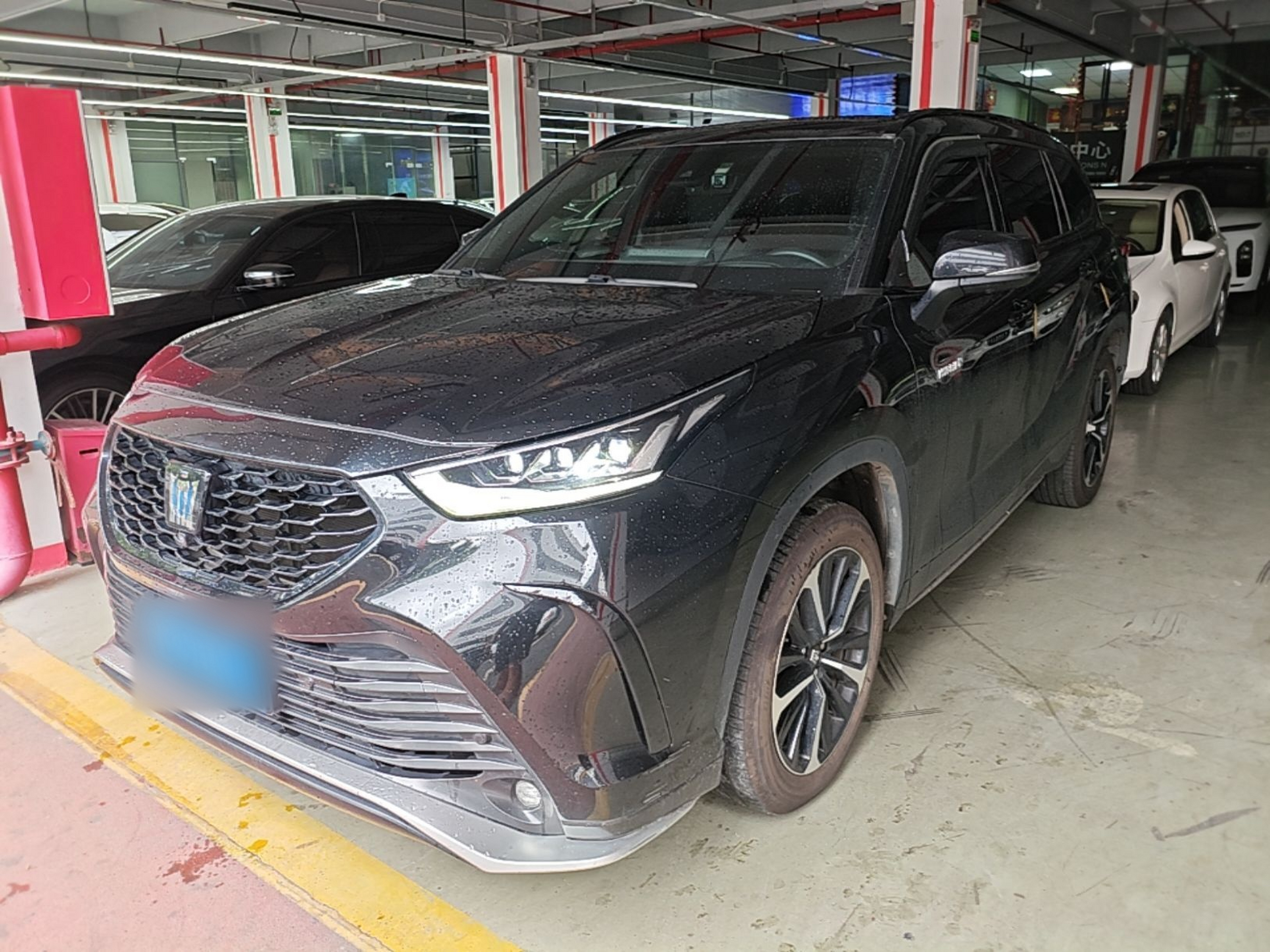 Под передней частью автомобиля