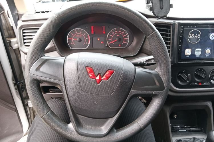 Used Wuling Hongguang V 2022 1.5L Jingqu Edition Enclosed-Window Vehicle with Hydraulic Power Steering LAR Steering Wheel