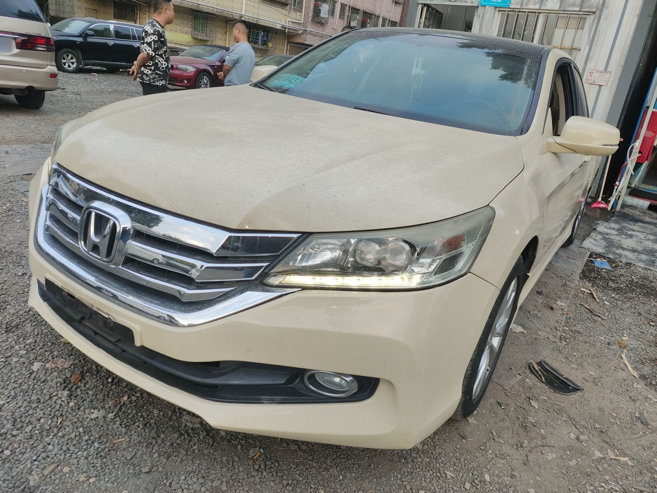 Под передней частью автомобиля