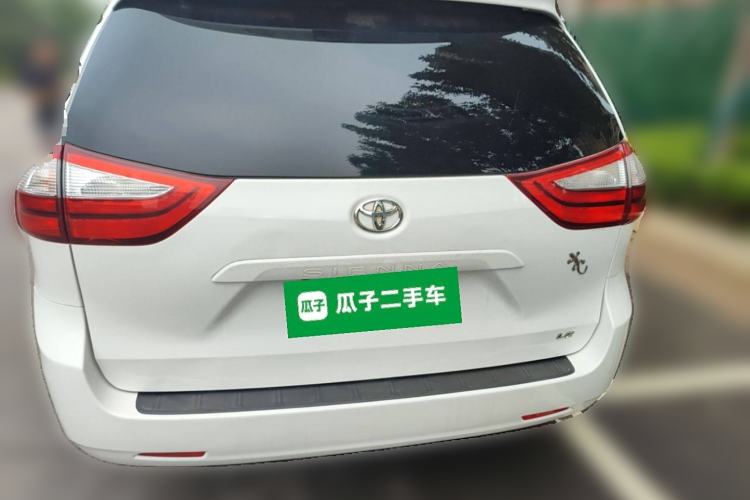 Used Toyota SIENNA 2015 3.5L Two-Wheel Drive LE Rear