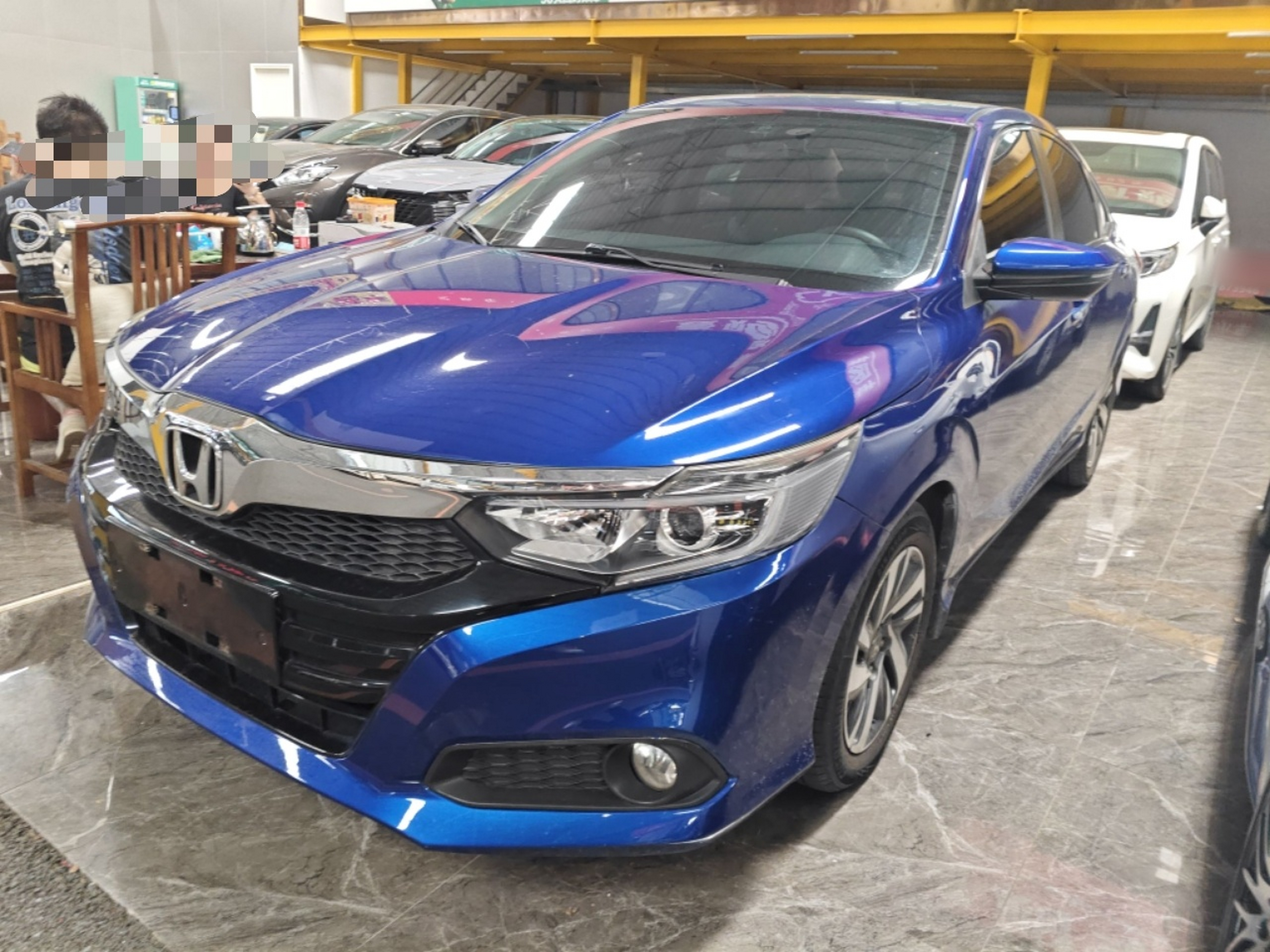 تحت مقدمة السيارة