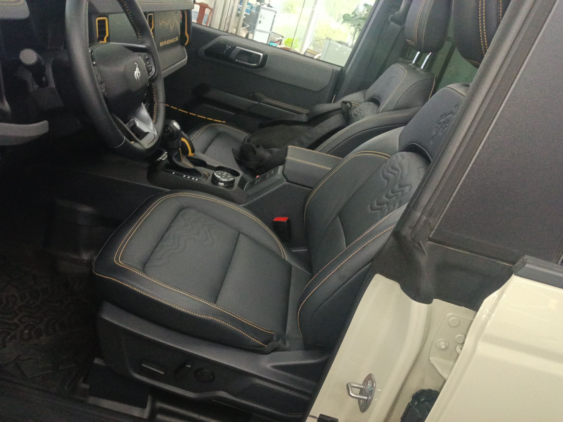 المقاعد الأمامية داخل السيارة