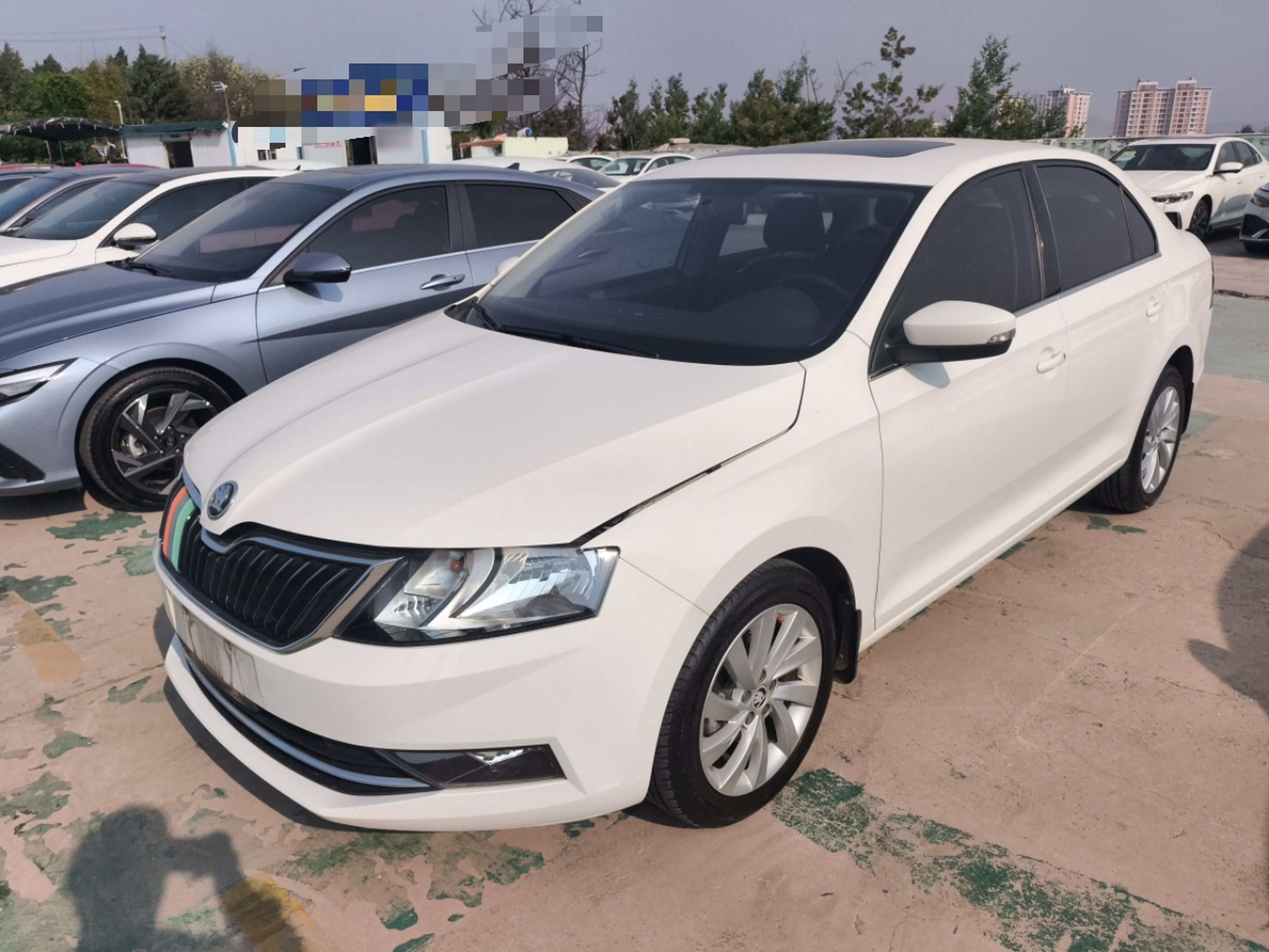 Под передней частью автомобиля