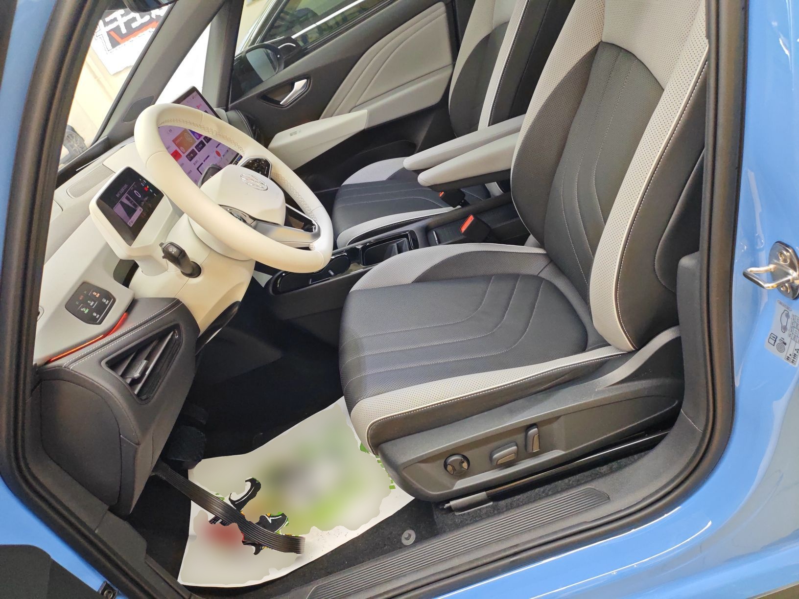 المقاعد الأمامية داخل السيارة