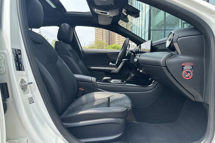 Used Mercedes-Benz A-Class 2022 Revised Version A 200 L Sport Sedan Fashionable Style Interior 4