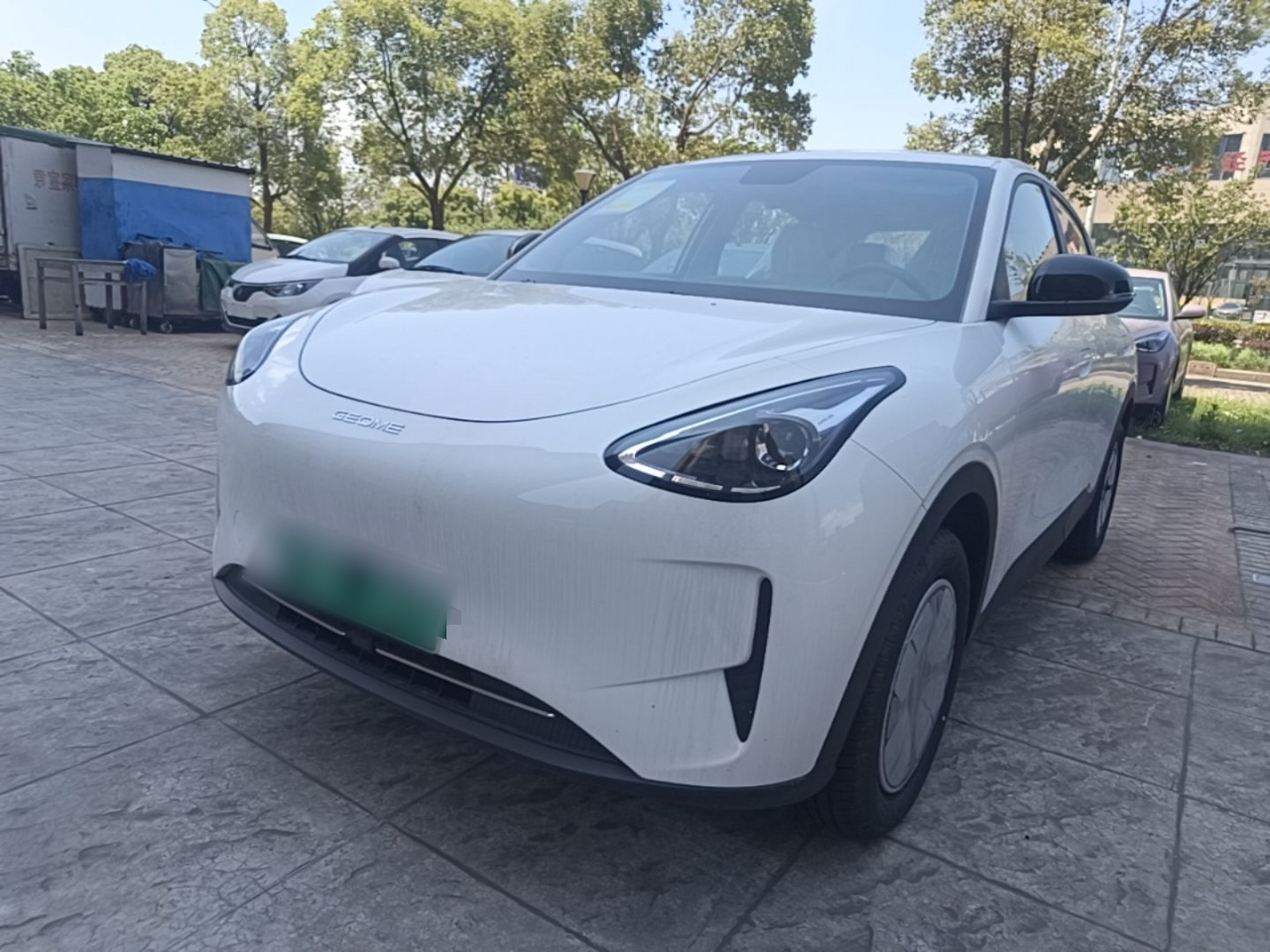 Под передней частью автомобиля